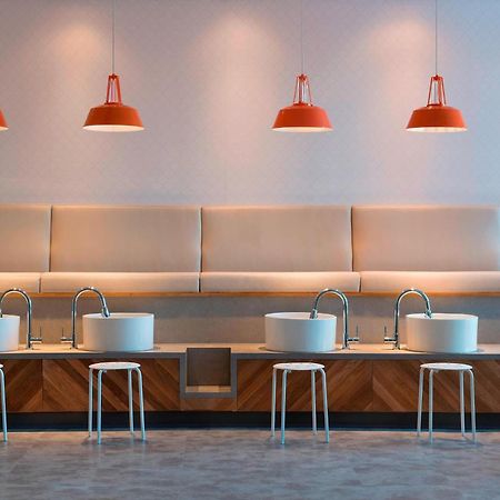 Отель Courtyard By Marriott Calgary South Экстерьер фото