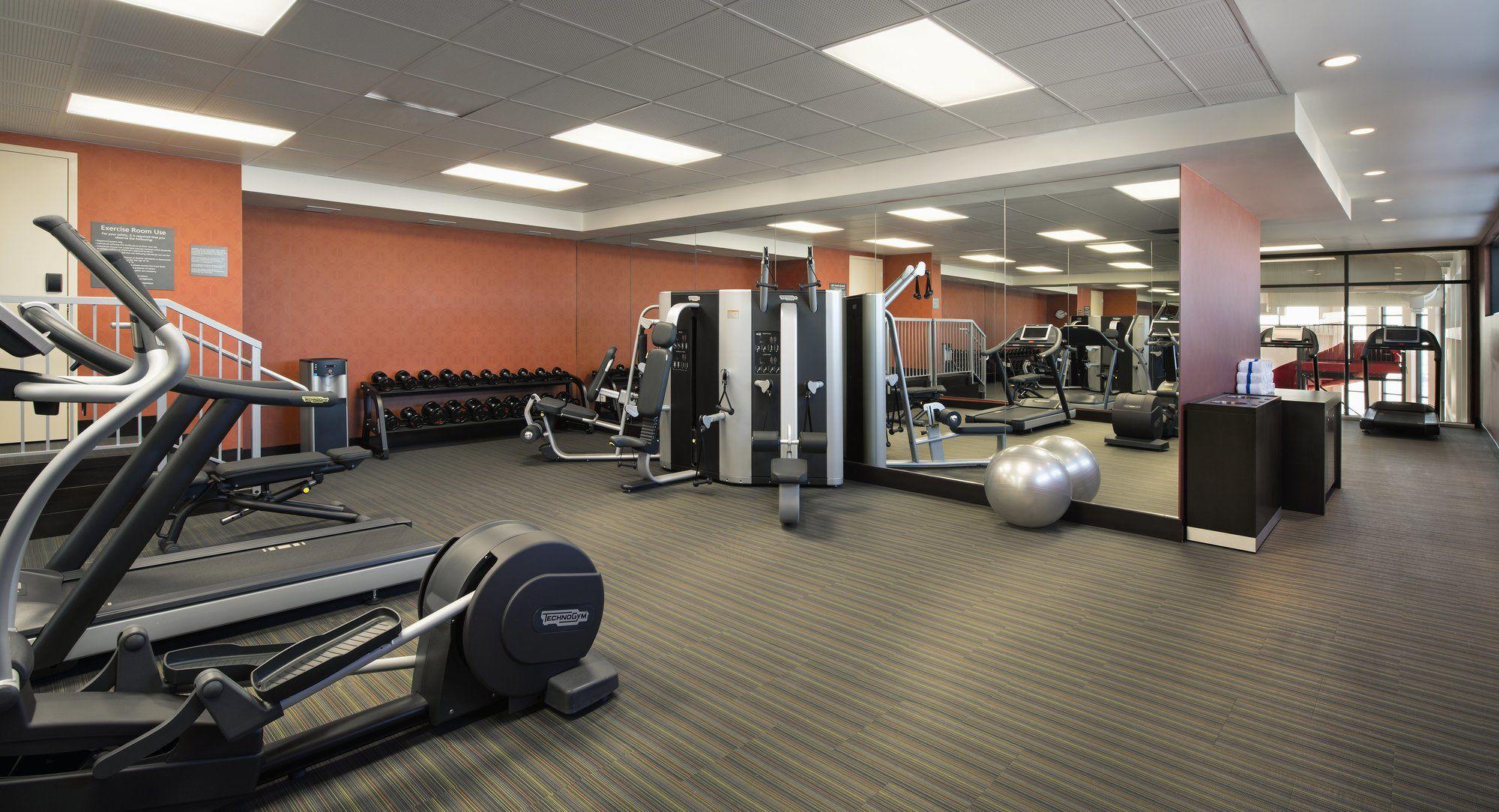 Отель Courtyard By Marriott Calgary South Экстерьер фото