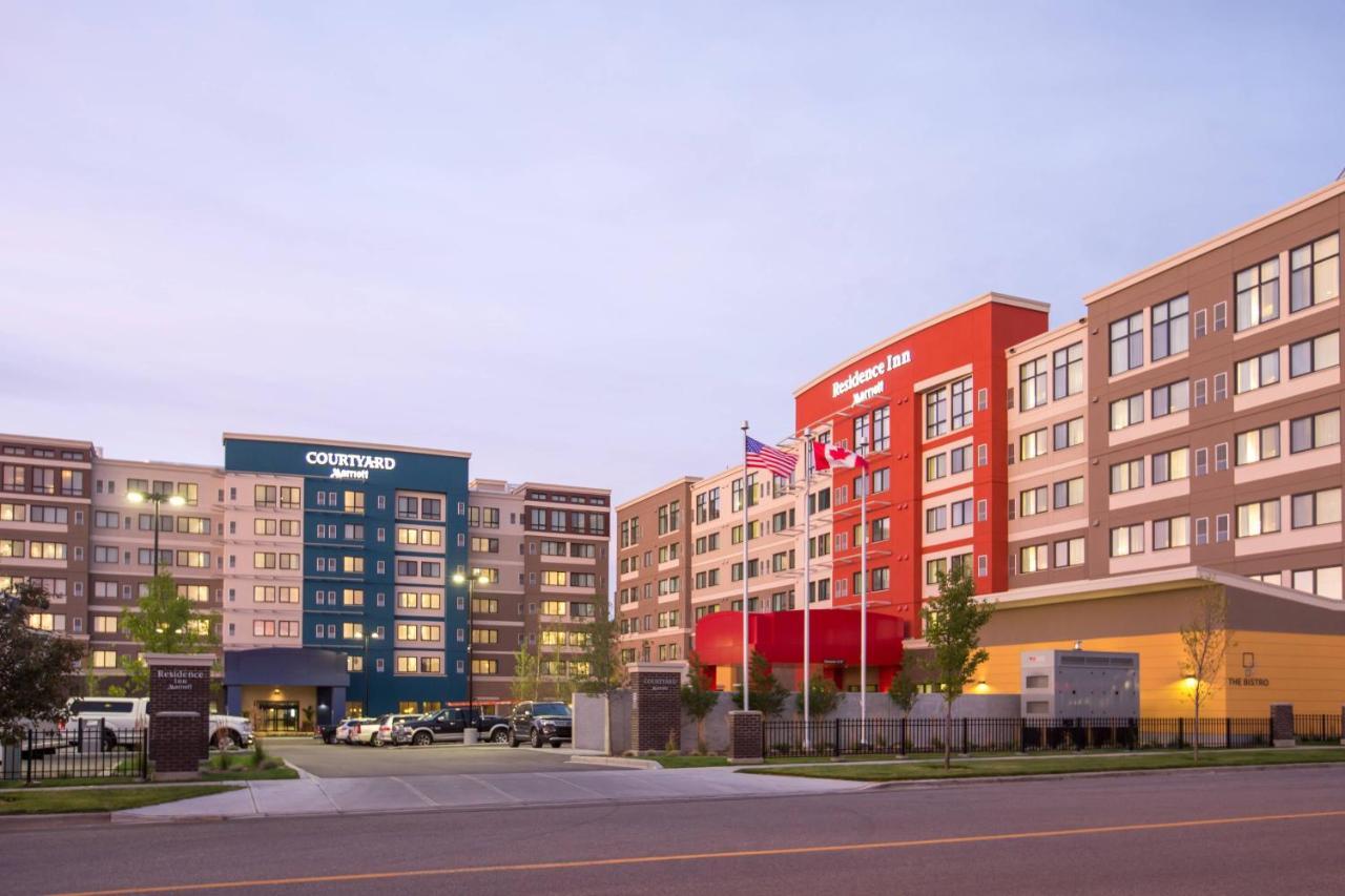 Отель Courtyard By Marriott Calgary South Экстерьер фото