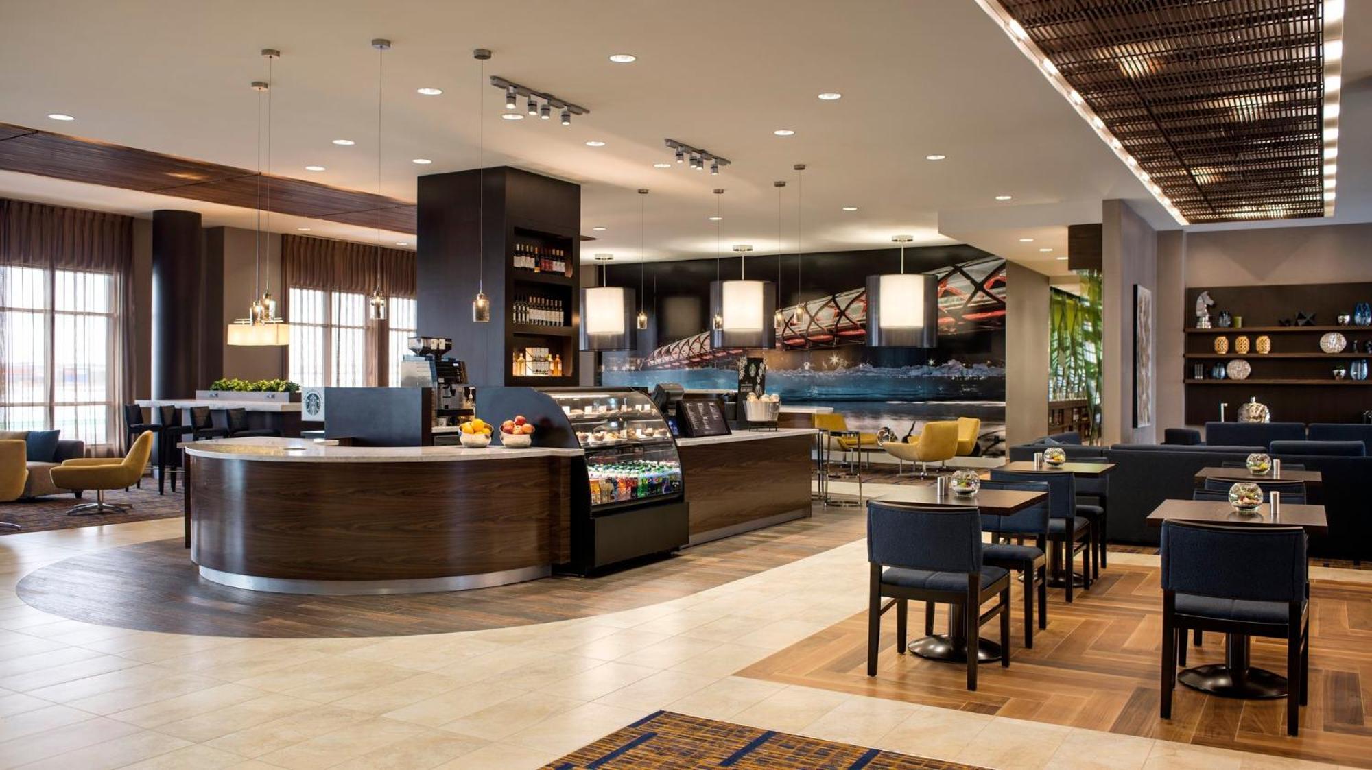 Отель Courtyard By Marriott Calgary South Экстерьер фото