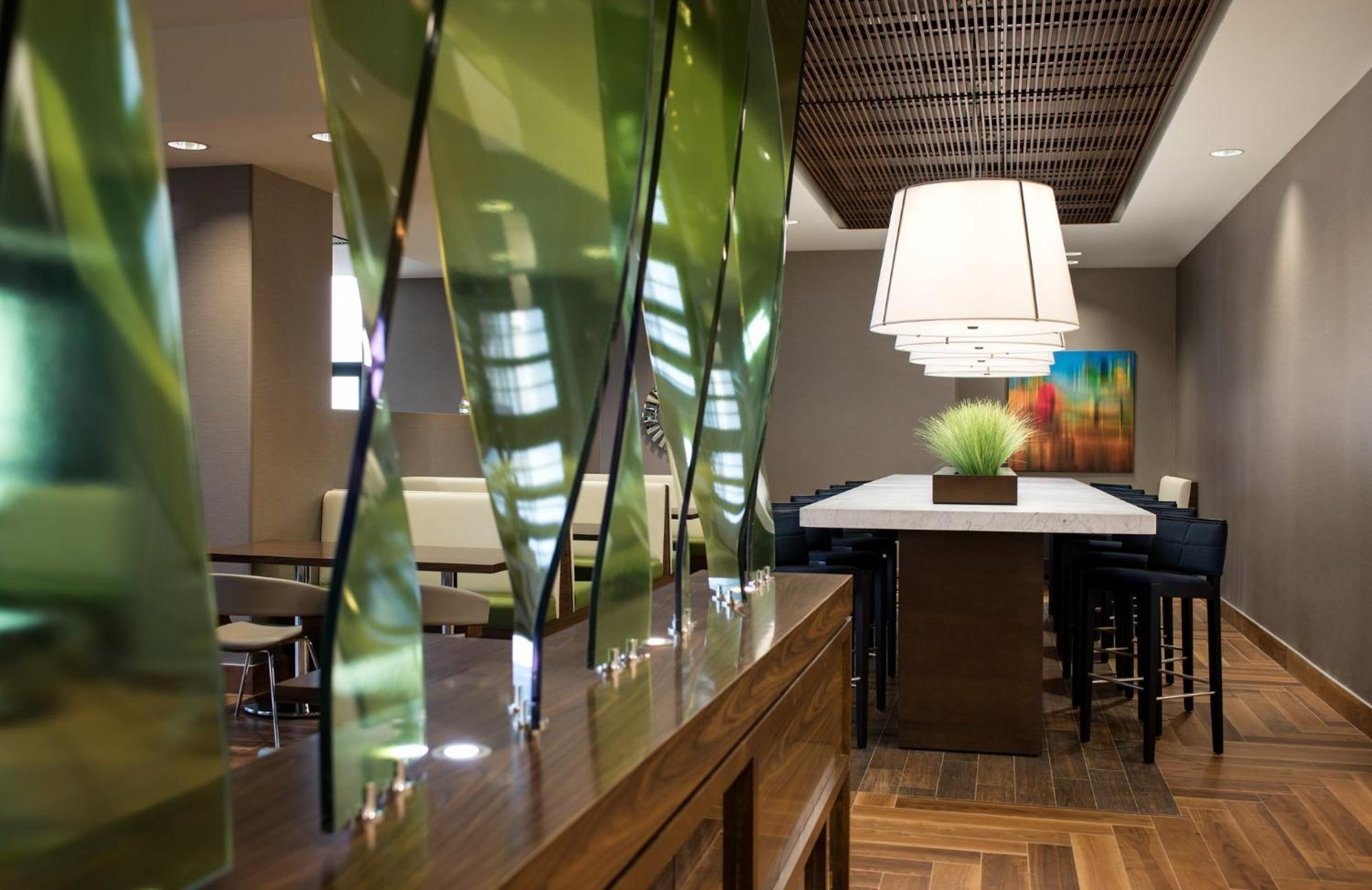 Отель Courtyard By Marriott Calgary South Экстерьер фото