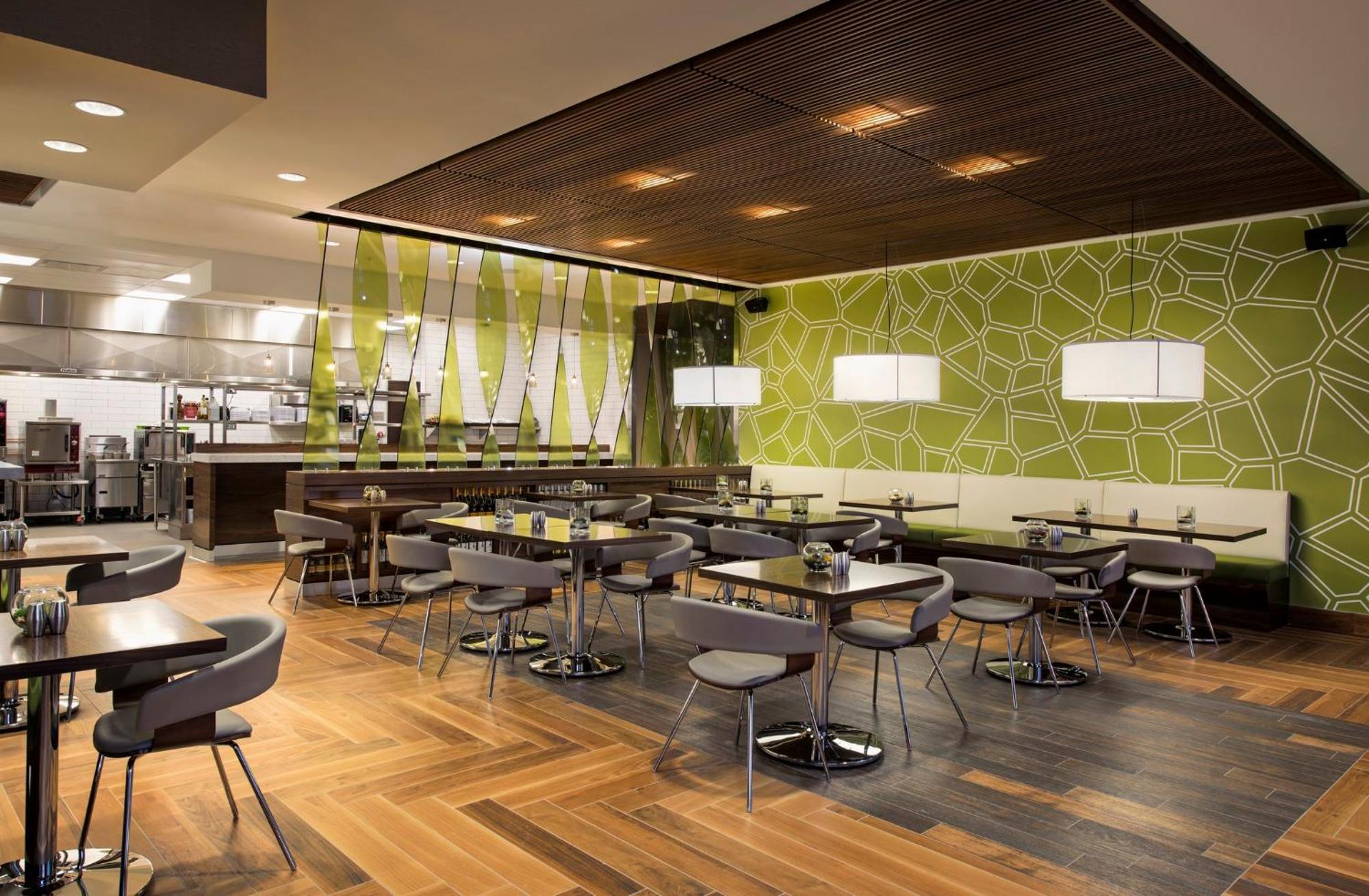 Отель Courtyard By Marriott Calgary South Экстерьер фото