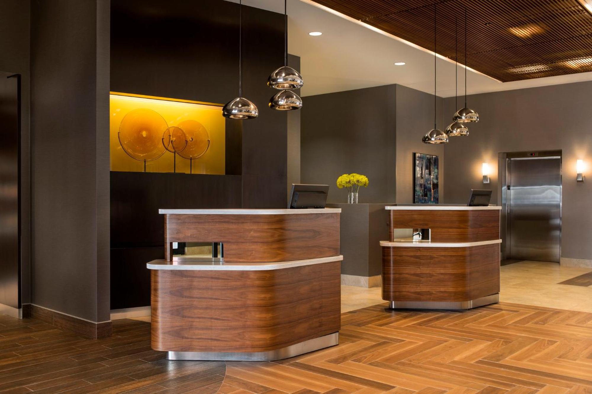 Отель Courtyard By Marriott Calgary South Экстерьер фото
