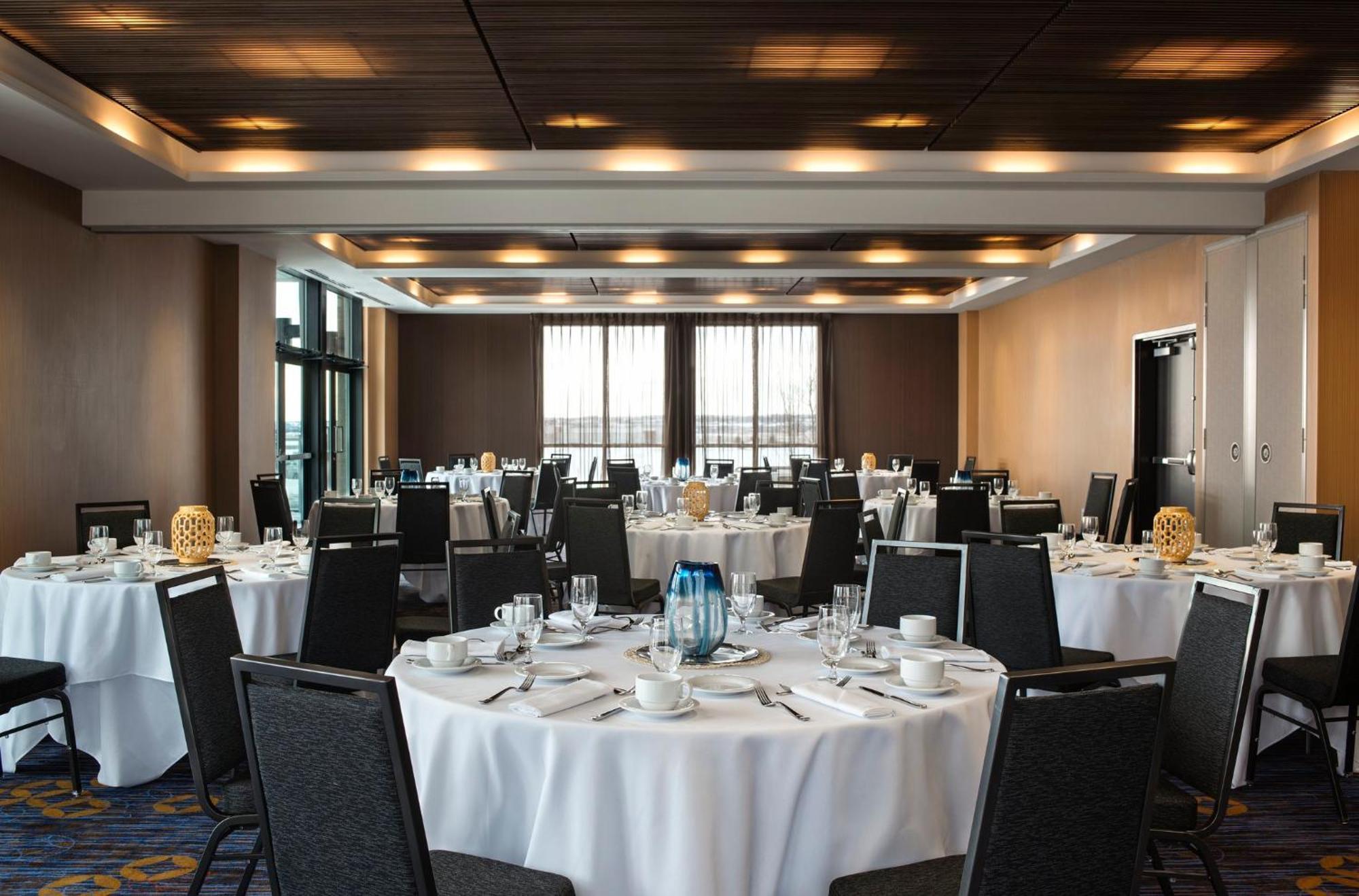 Отель Courtyard By Marriott Calgary South Экстерьер фото
