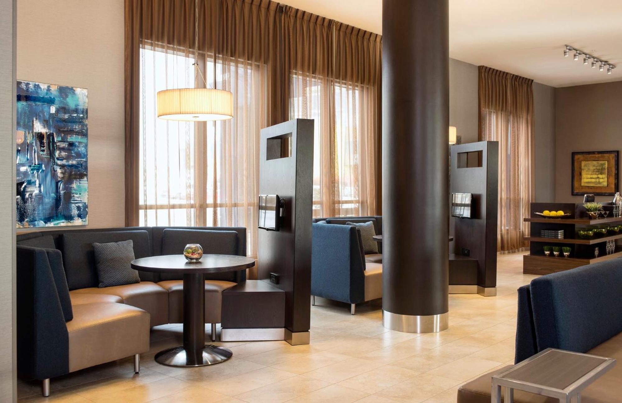 Отель Courtyard By Marriott Calgary South Экстерьер фото