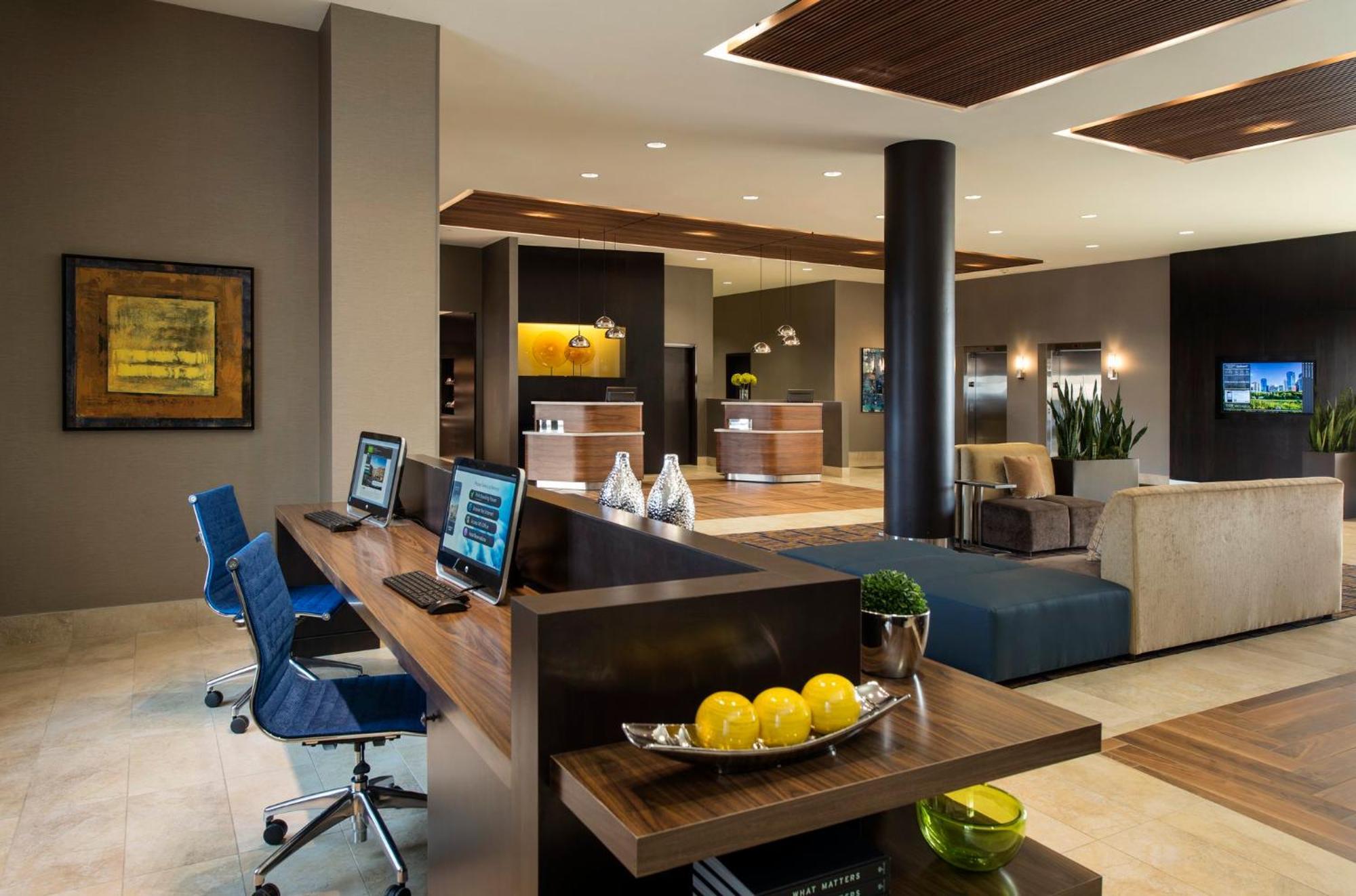 Отель Courtyard By Marriott Calgary South Экстерьер фото