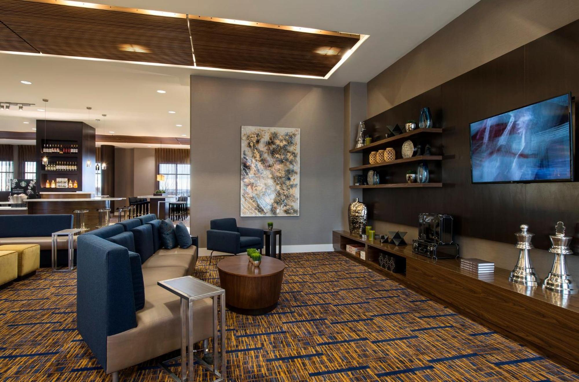 Отель Courtyard By Marriott Calgary South Экстерьер фото