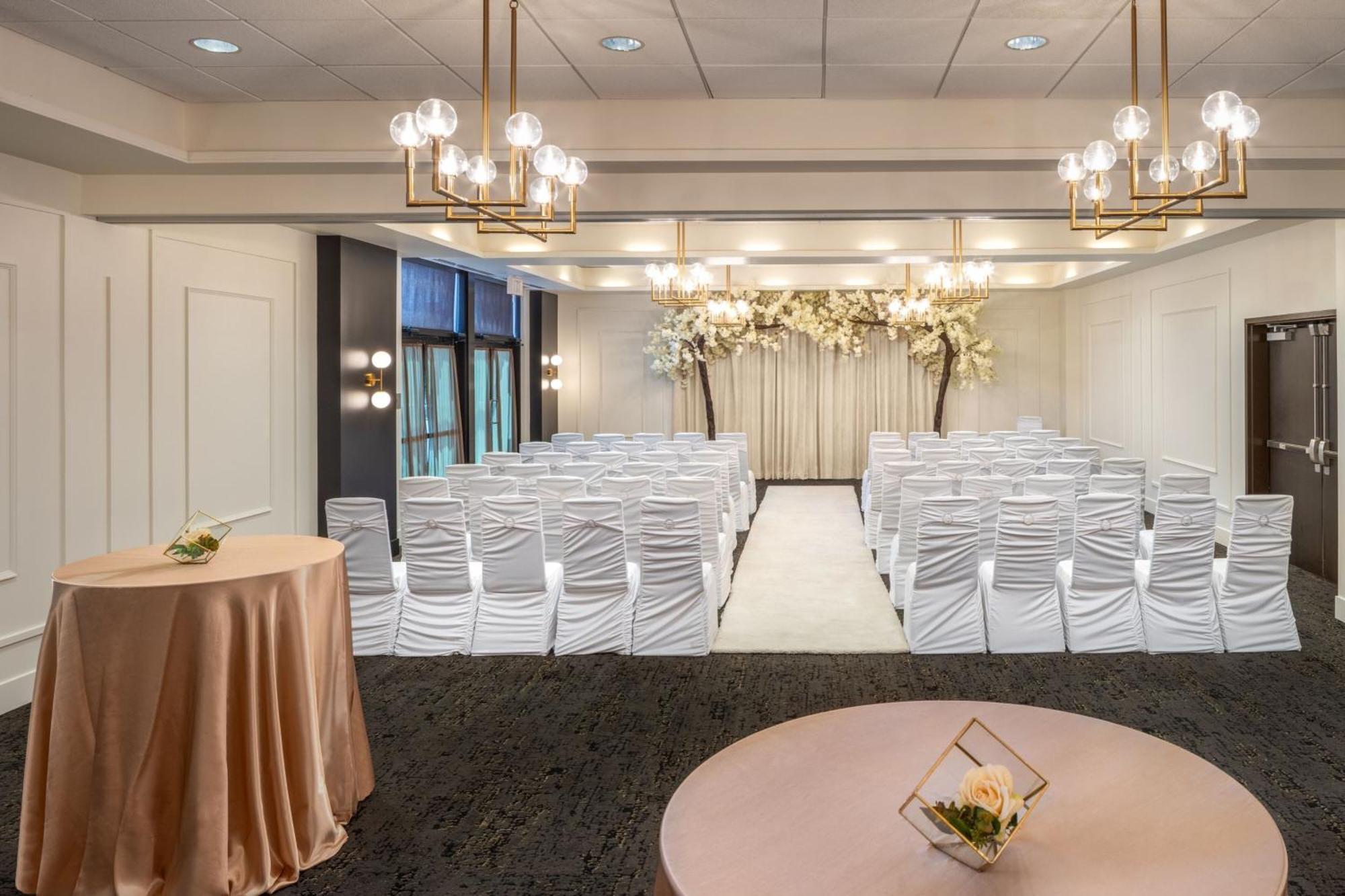 Отель Courtyard By Marriott Calgary South Экстерьер фото