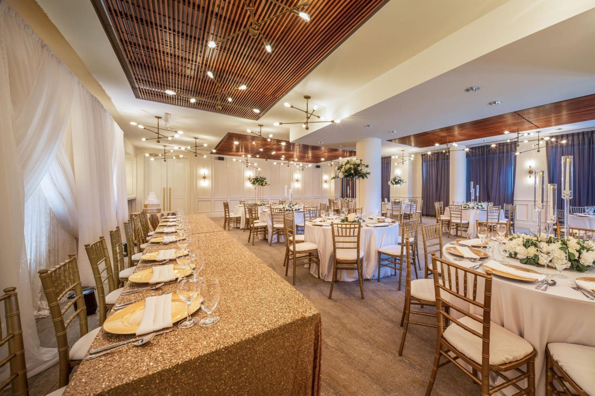 Отель Courtyard By Marriott Calgary South Экстерьер фото