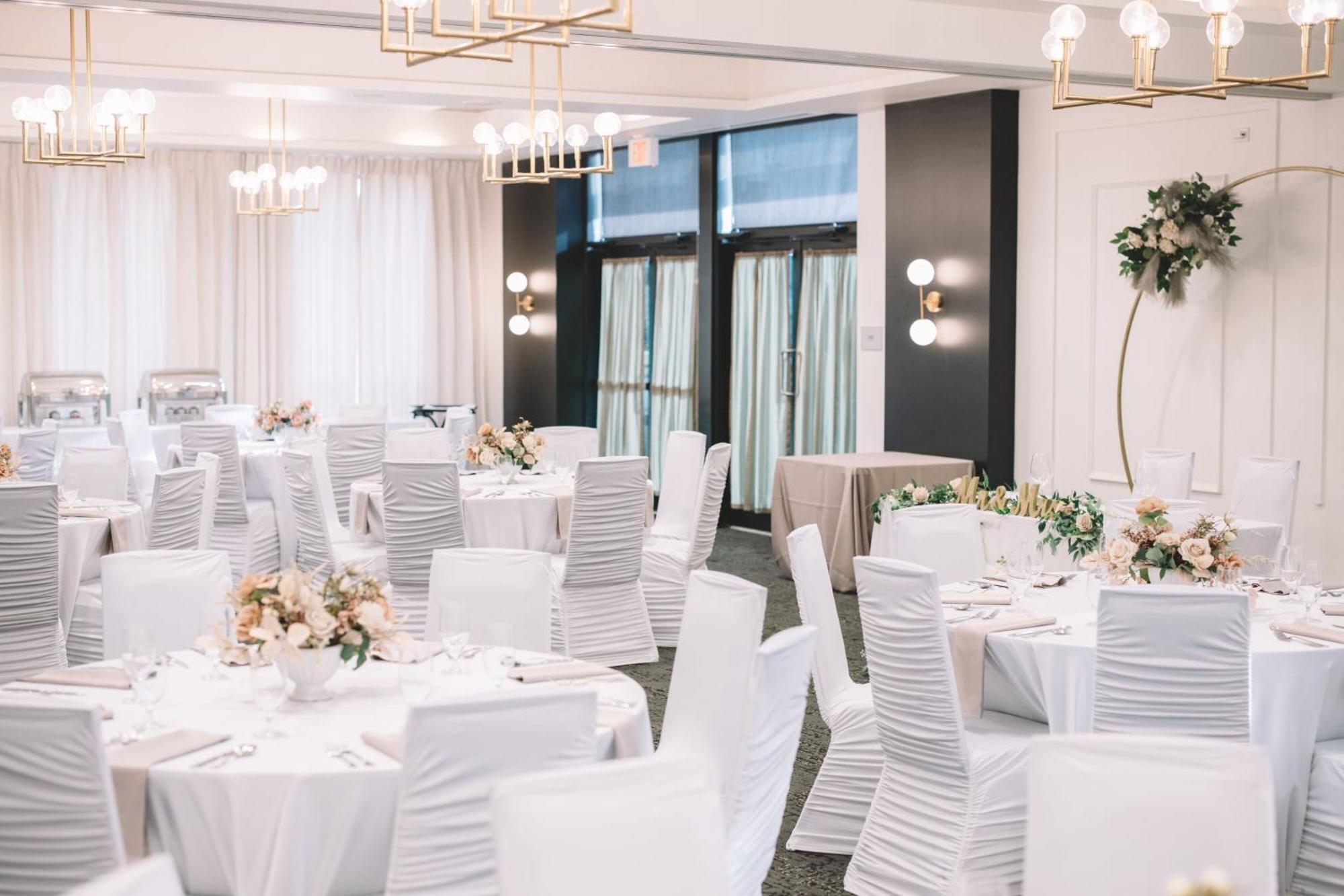 Отель Courtyard By Marriott Calgary South Экстерьер фото