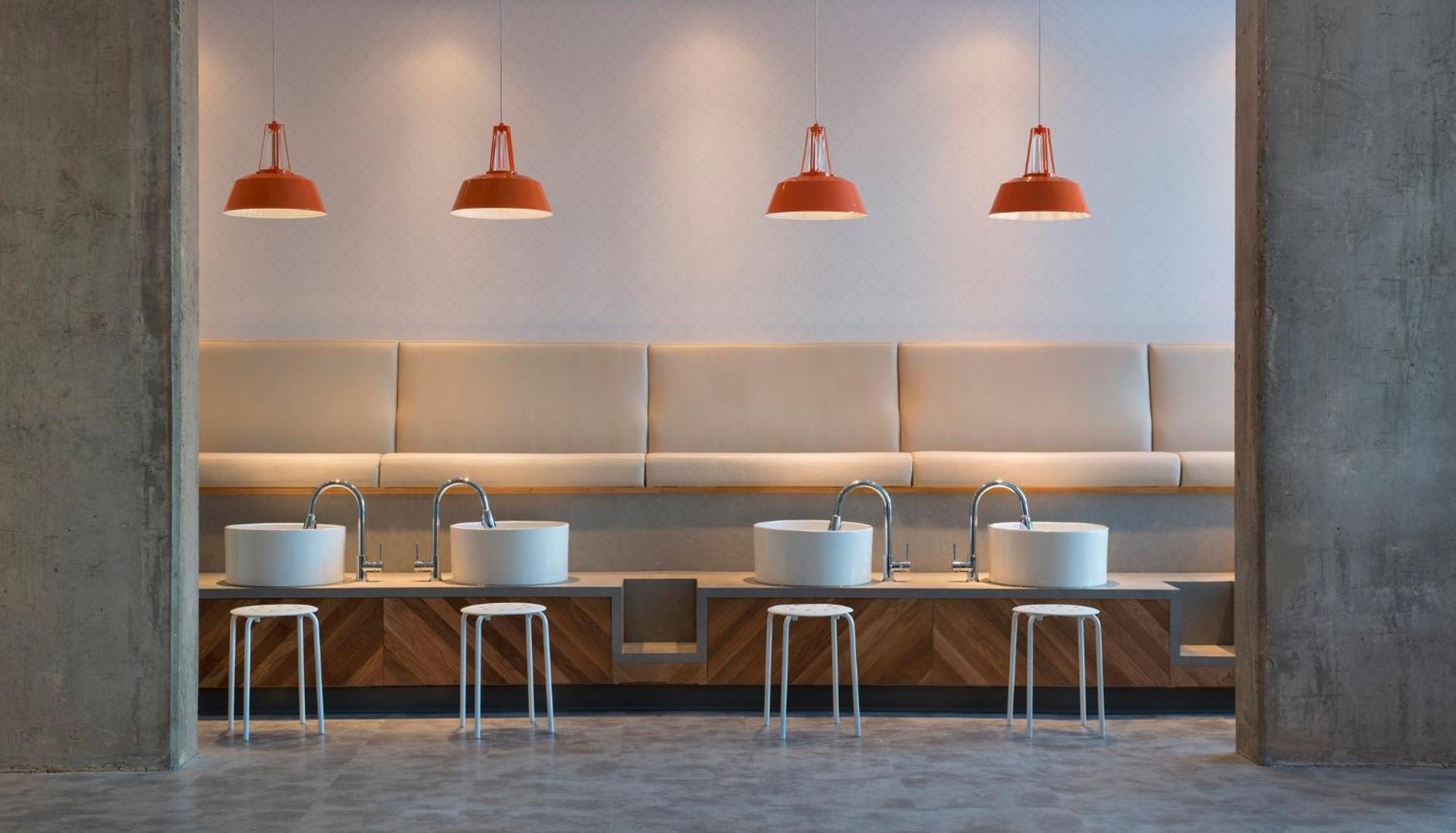 Отель Courtyard By Marriott Calgary South Экстерьер фото