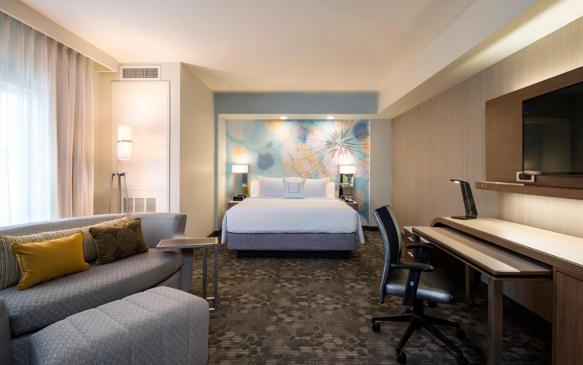 Отель Courtyard By Marriott Calgary South Экстерьер фото