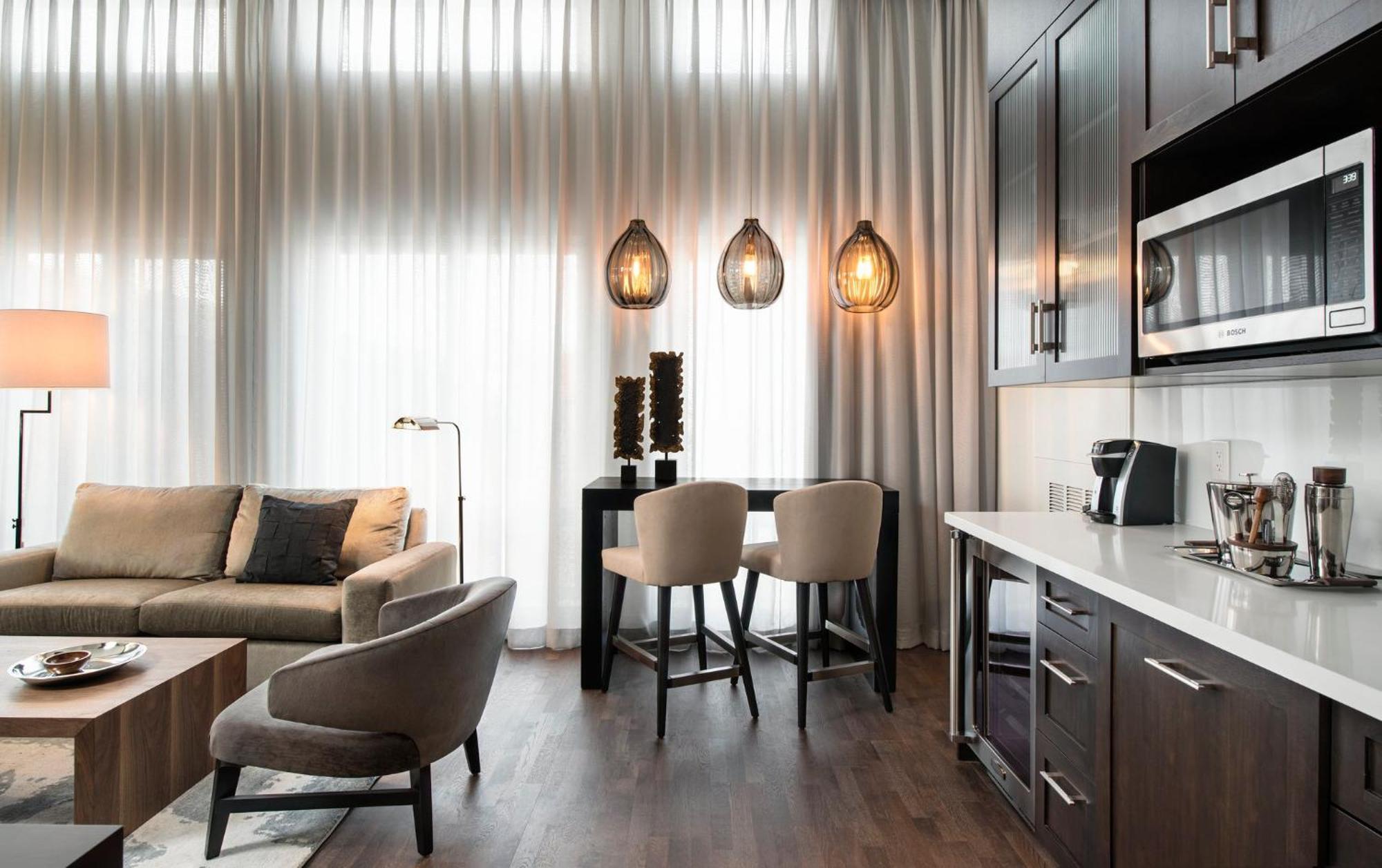 Отель Courtyard By Marriott Calgary South Экстерьер фото