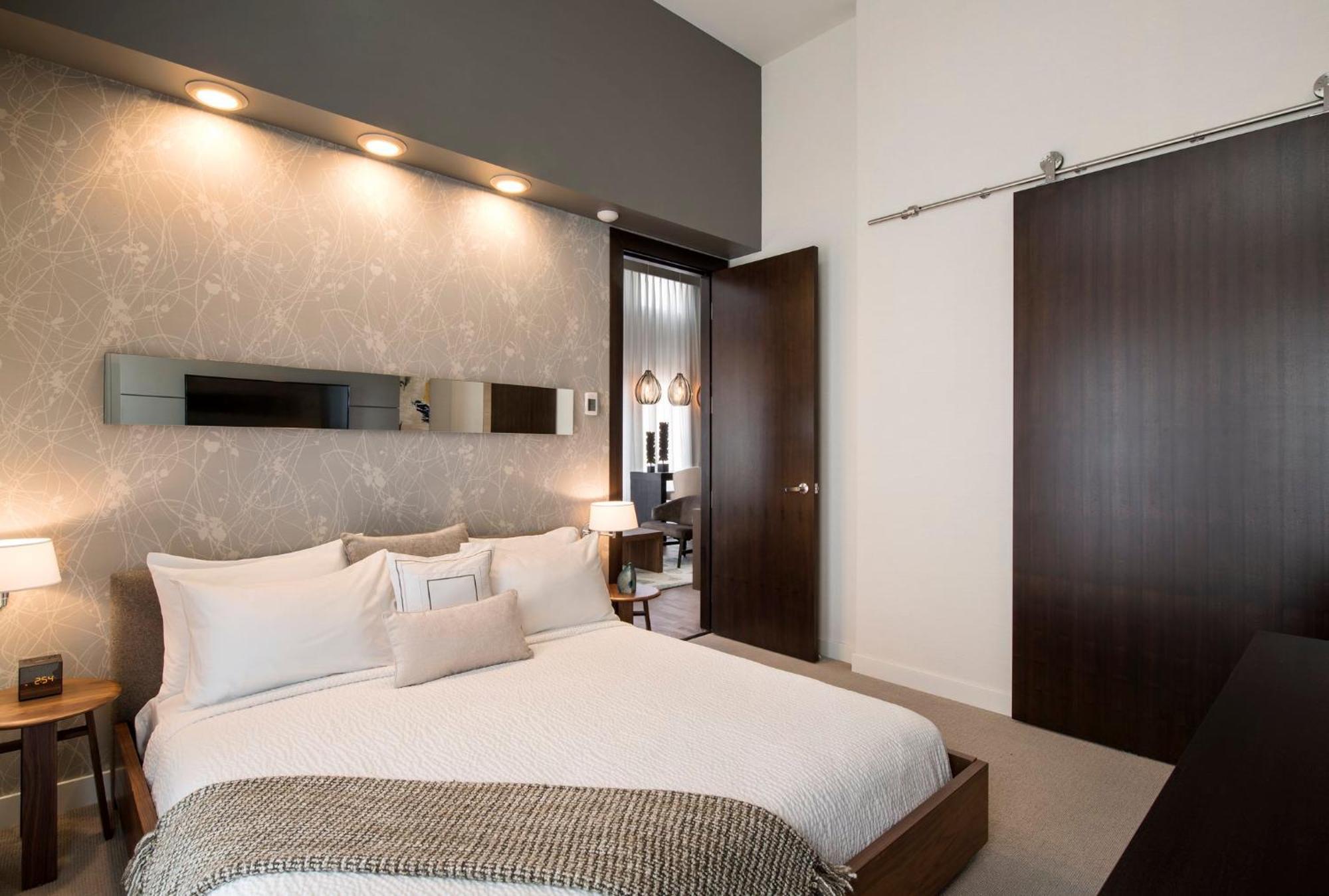 Отель Courtyard By Marriott Calgary South Экстерьер фото