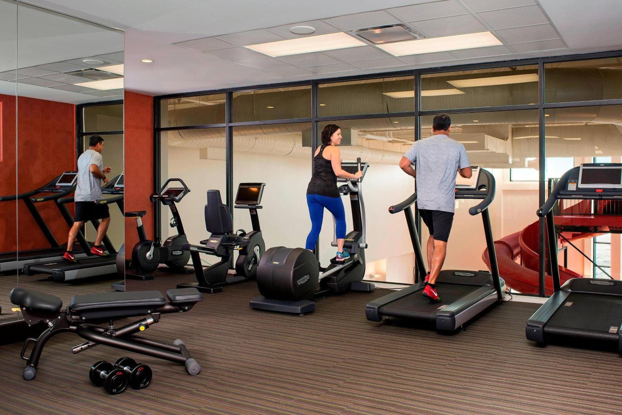 Отель Courtyard By Marriott Calgary South Экстерьер фото