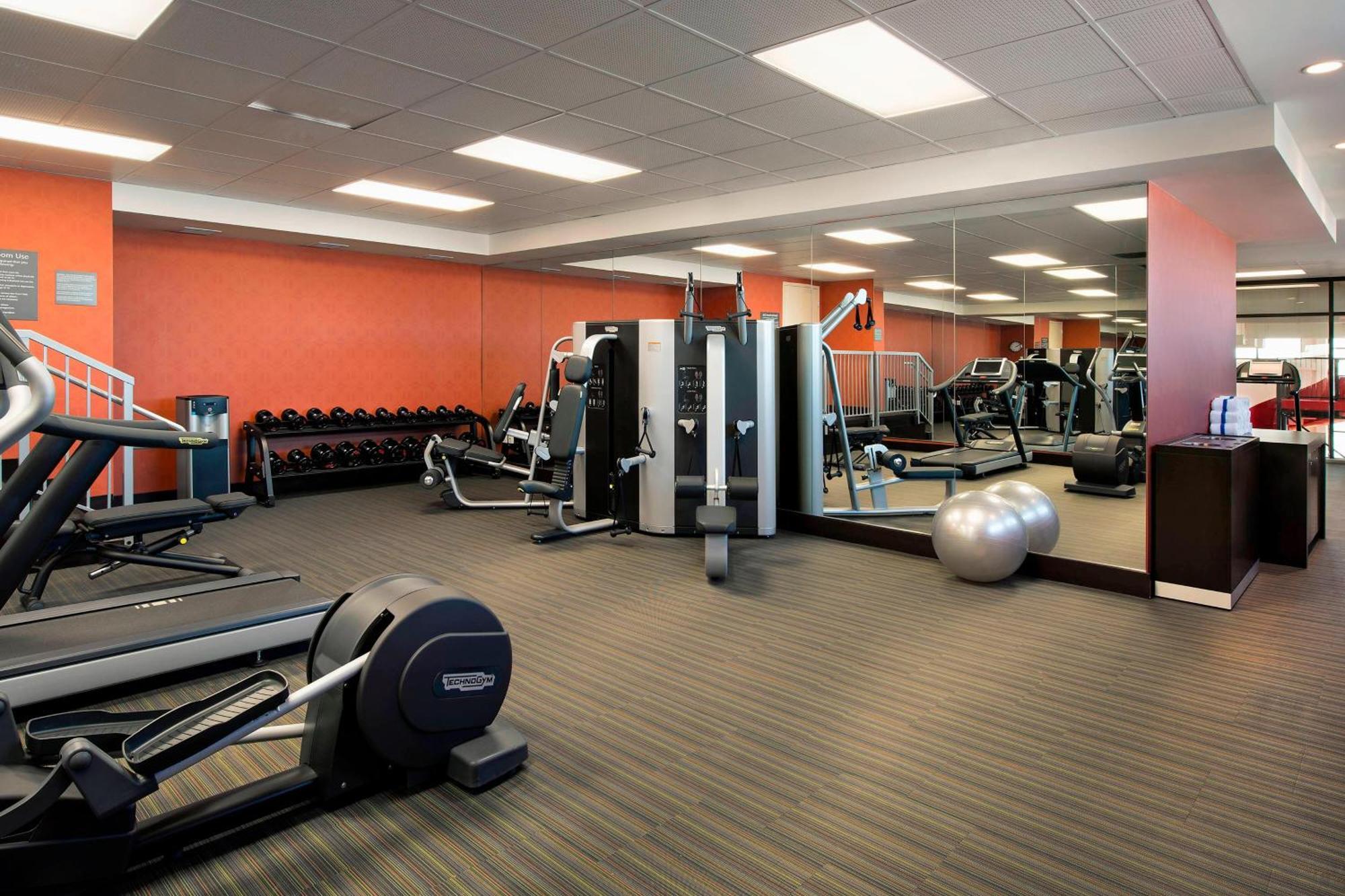 Отель Courtyard By Marriott Calgary South Экстерьер фото