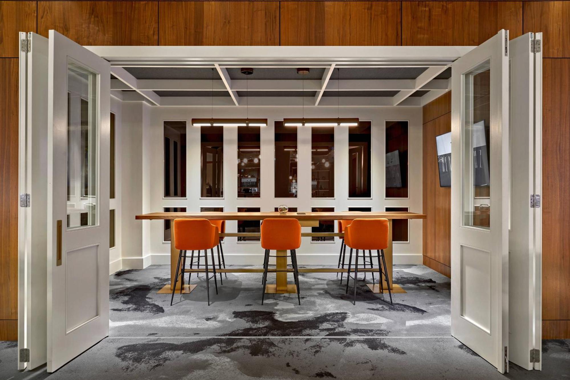 Отель Courtyard By Marriott Calgary South Экстерьер фото