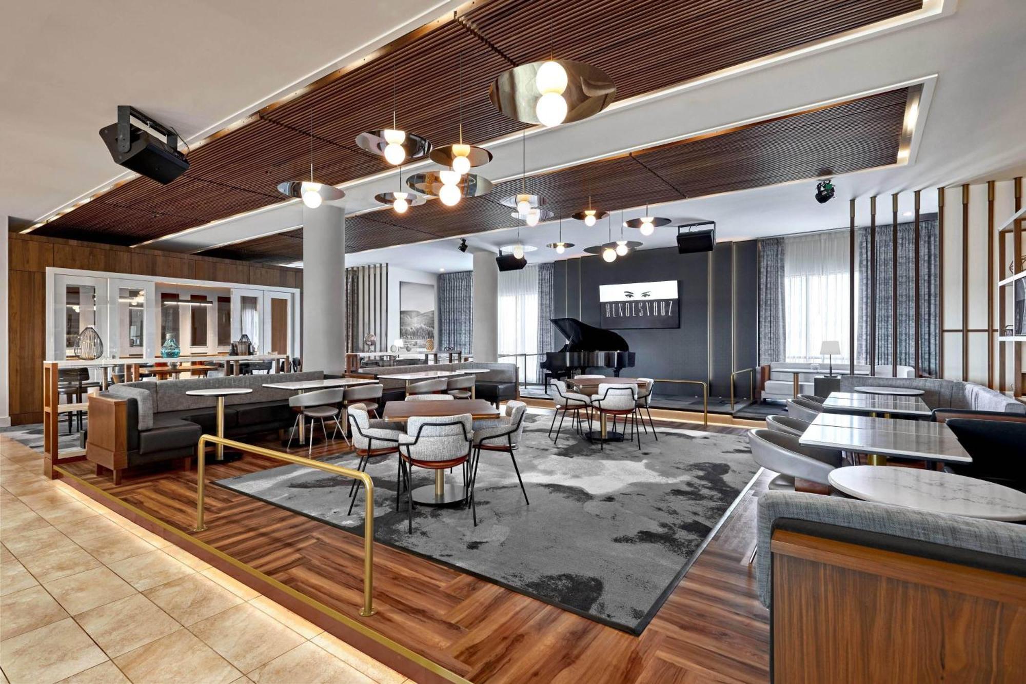Отель Courtyard By Marriott Calgary South Экстерьер фото