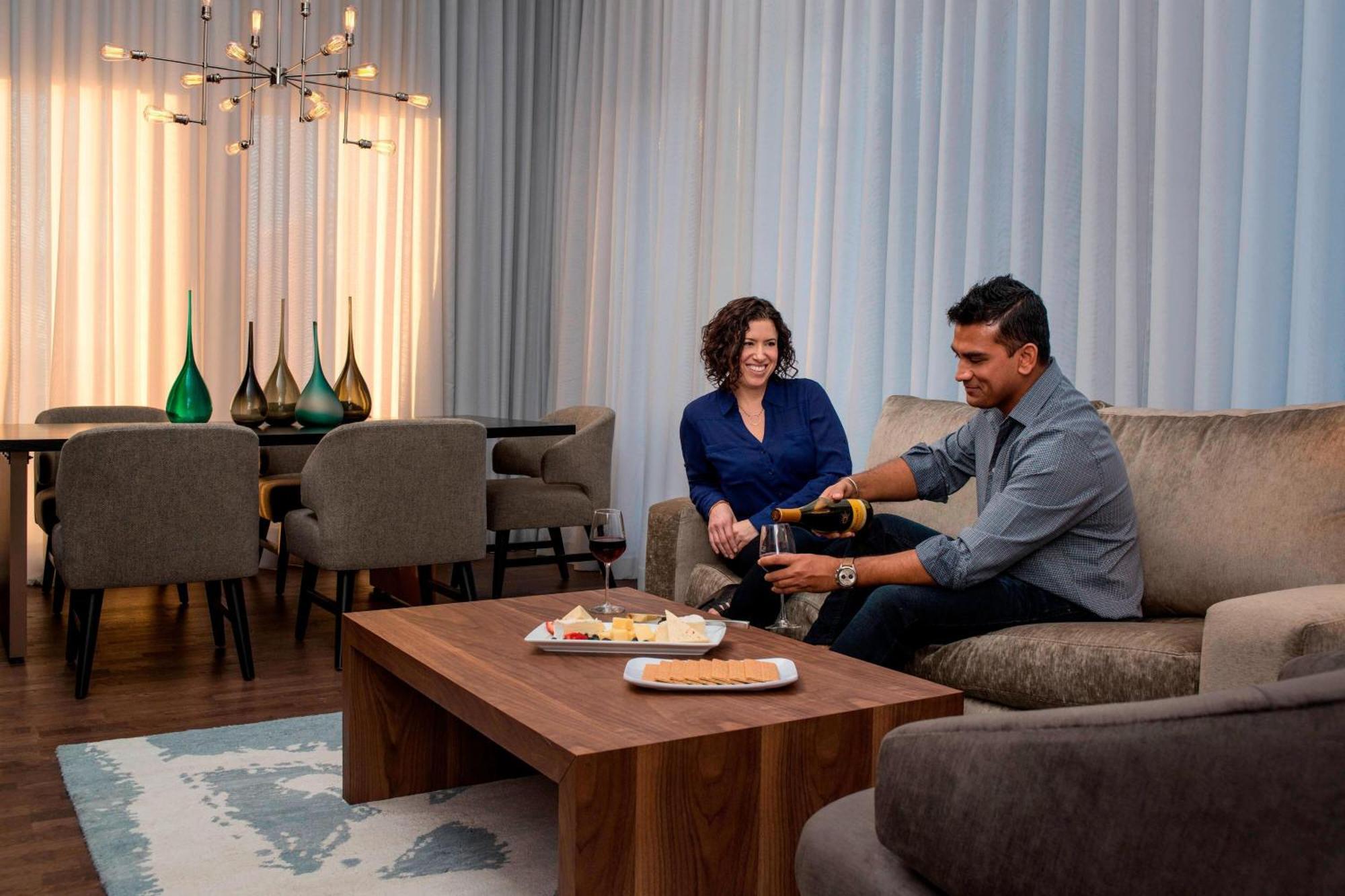 Отель Courtyard By Marriott Calgary South Экстерьер фото