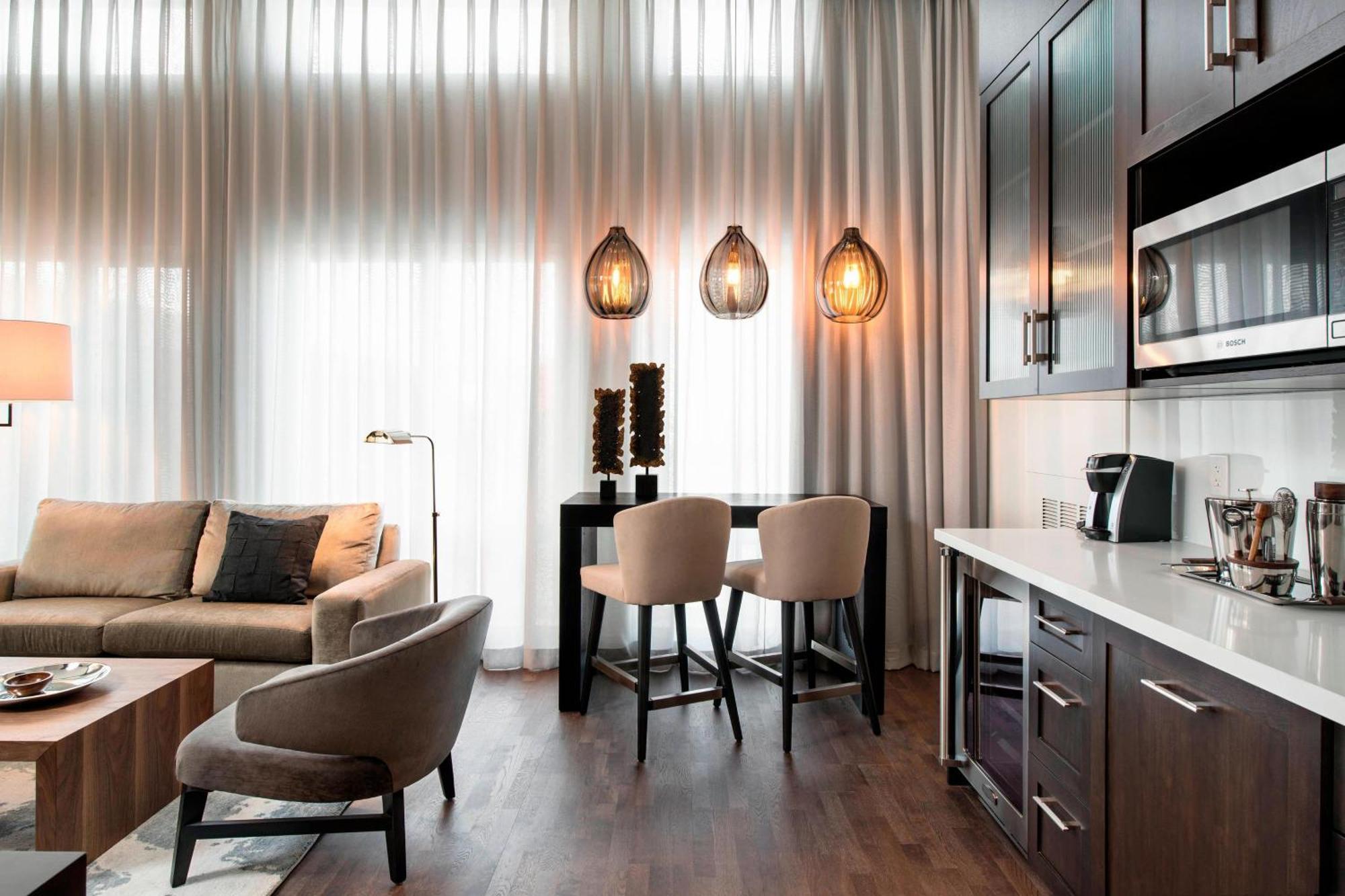 Отель Courtyard By Marriott Calgary South Экстерьер фото