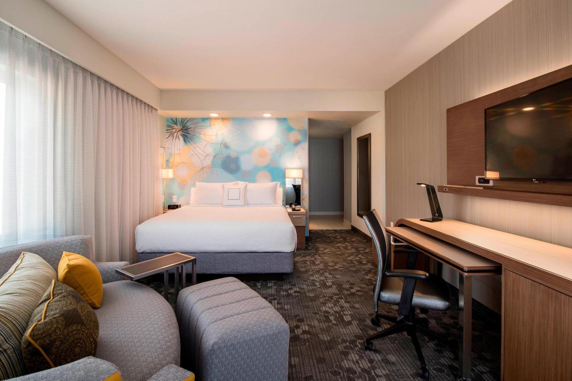 Отель Courtyard By Marriott Calgary South Экстерьер фото