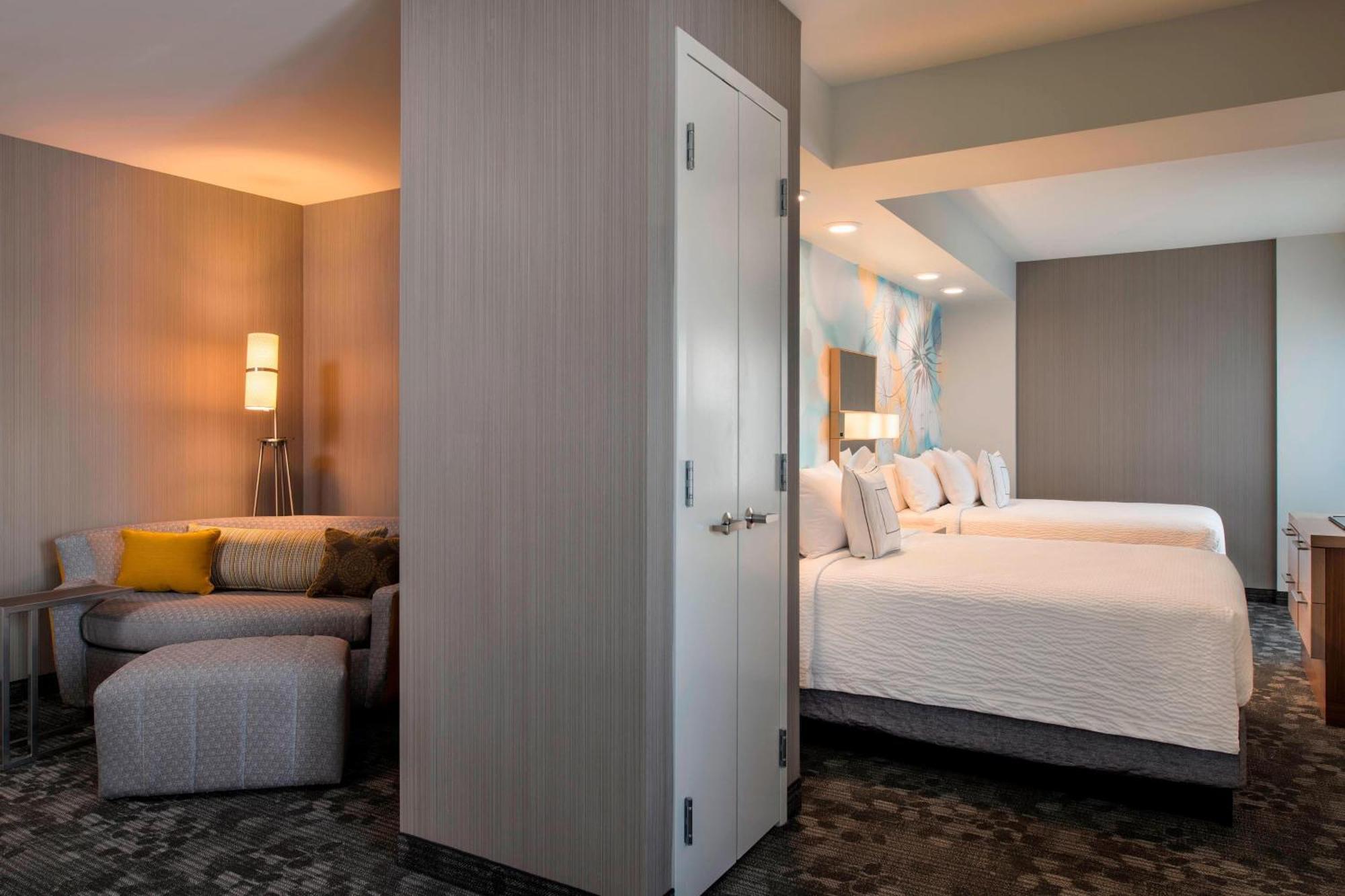 Отель Courtyard By Marriott Calgary South Экстерьер фото