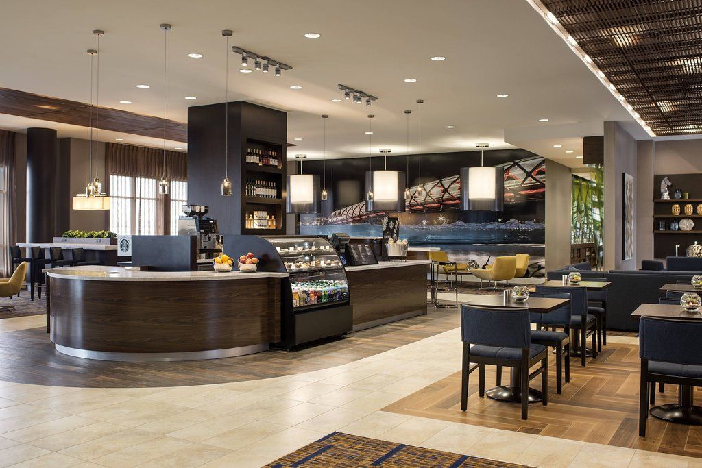 Отель Courtyard By Marriott Calgary South Экстерьер фото