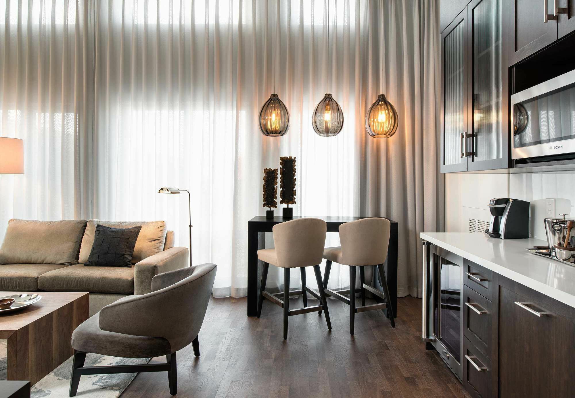 Отель Courtyard By Marriott Calgary South Экстерьер фото