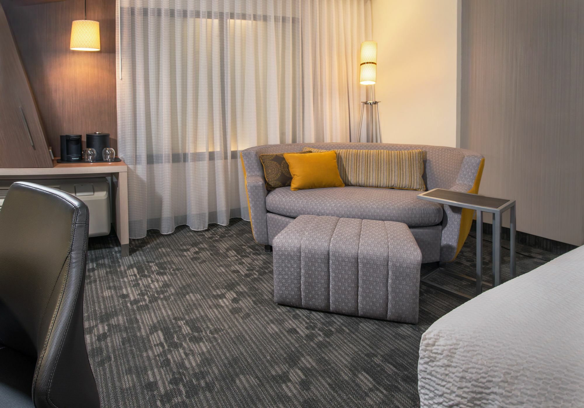 Отель Courtyard By Marriott Calgary South Экстерьер фото