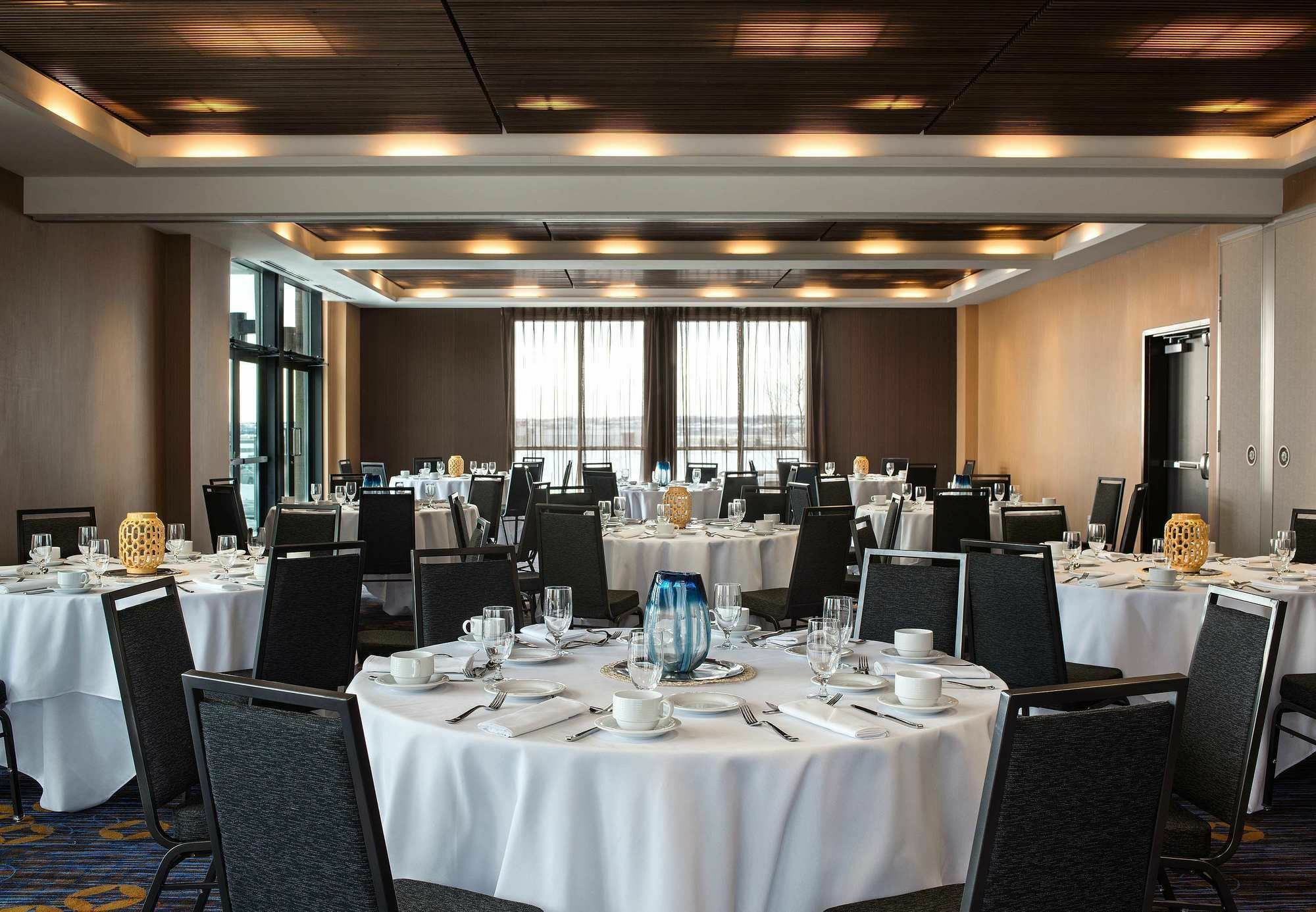 Отель Courtyard By Marriott Calgary South Экстерьер фото