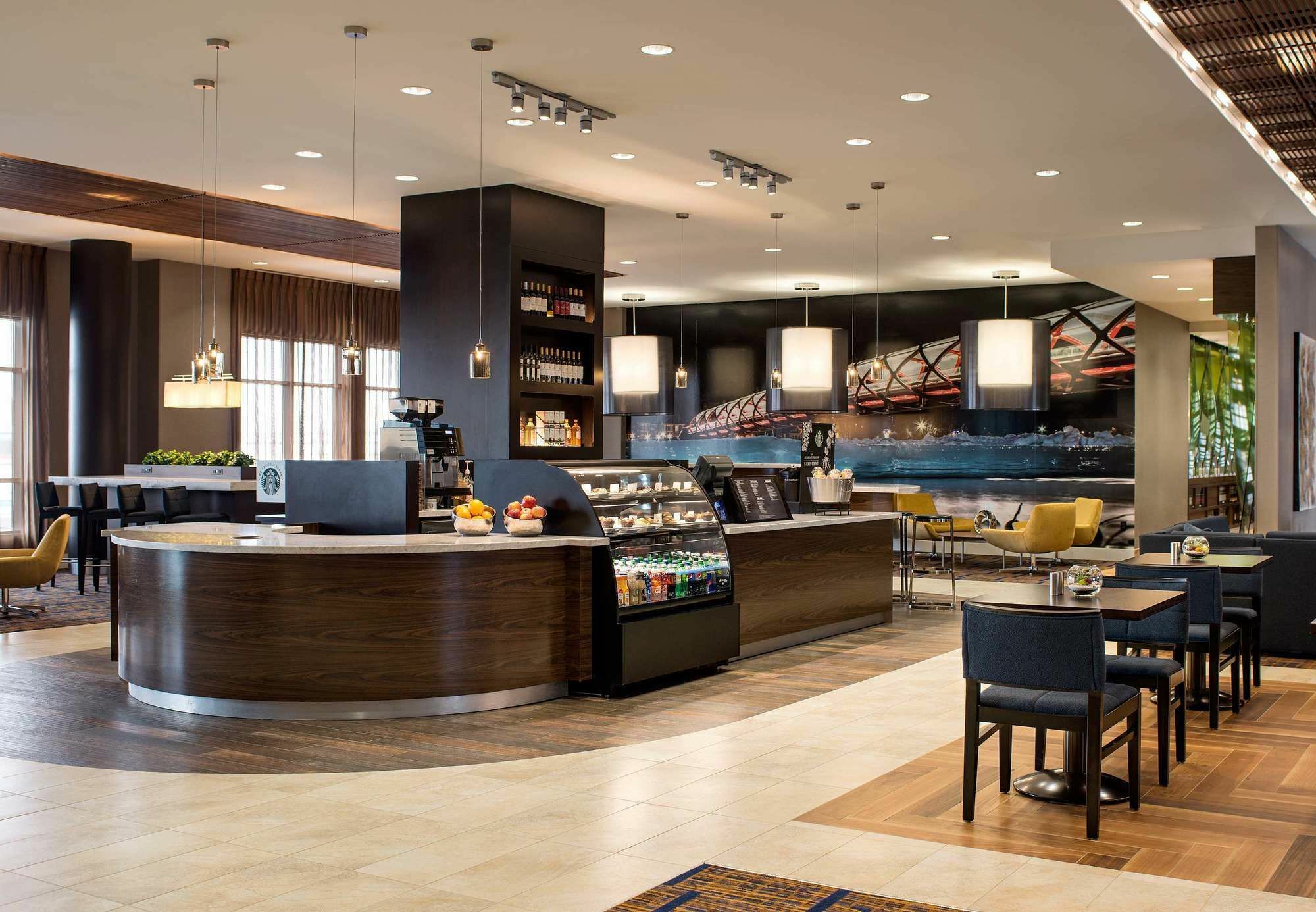 Отель Courtyard By Marriott Calgary South Экстерьер фото