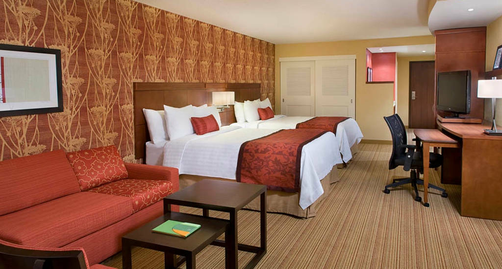 Отель Courtyard By Marriott Calgary South Экстерьер фото